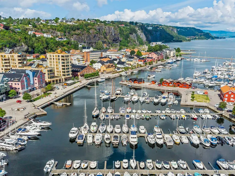 Båthavnen i fint sommervær.