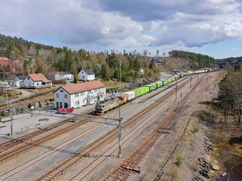 Oppgraderingen av kontaktledningsnettet vil gi en mer effektiv og stabil drift. Her ser vi Nelaug stasjon i Åmli kommune. Foto: Bane Nor