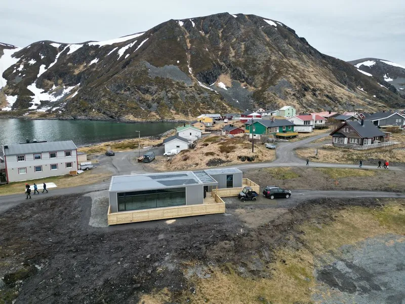Redningsselskapets nye stasjon på Sørvær ligger kun et lite steinkast fra der redningsskøyta "Gjert Wilhelmsen" ligger til kai. Foto: Redningsselskapet.
