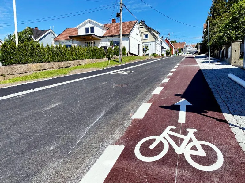 Kapellveien i Fredrikstad sentrum har nå fått sykkelfelt, samt et eget gangareal for gående. Med det nybygde anlegget er det nå sammenhengende sykkelforbindelse fra østsiden av byen, over Fredrikstadbrua og helt inn til sentrum.