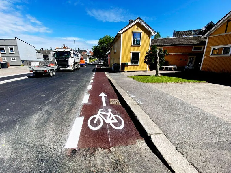 Her i Redaktør Urdahls gate er det rødt sykkelfelt for byens syklister og eget fortau for de gående.