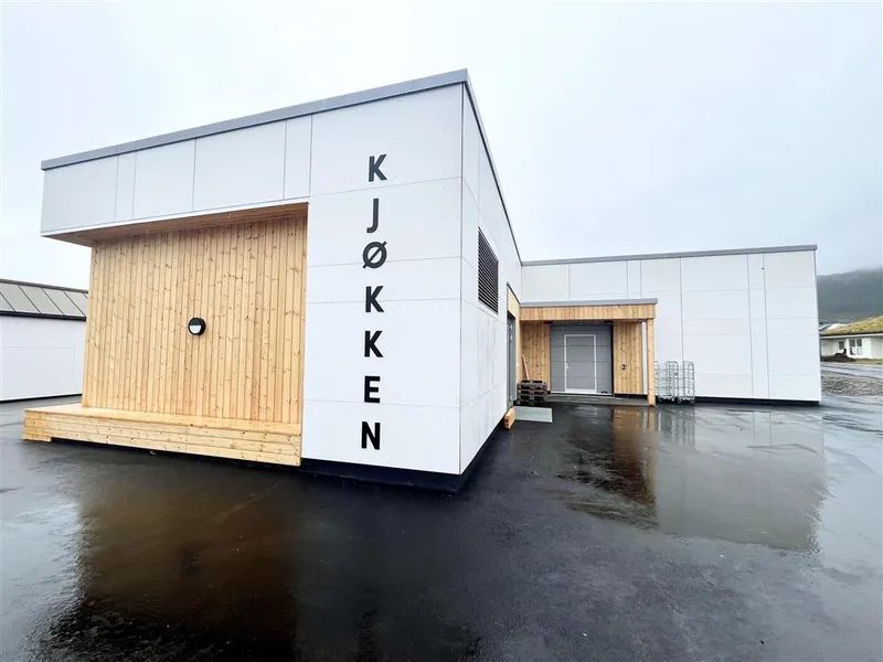 utsida av eit bygg der det står "Kjøkken" - Klikk for stort bilete