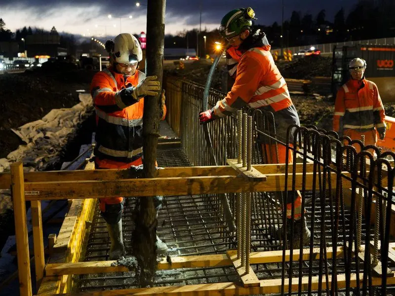 Den nye støyskjermen er tatt i bruk på E18 Vestkorridoren-prosjektet. Her støpes det fundament for ny støyskjerm.