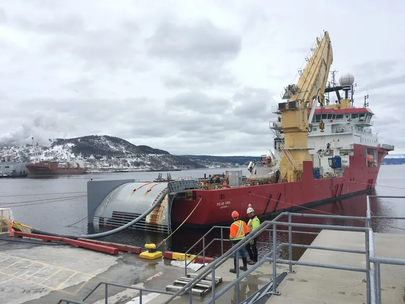 Corner Brook, New Foundland: Reservekabelen spoles fra Polar King over på svingskiven hvor kabelen skal lagres.