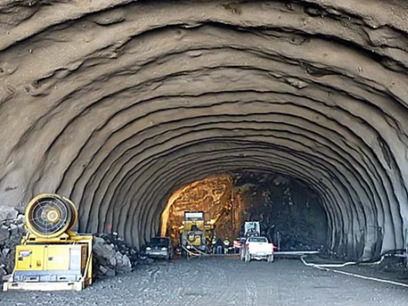 Eksempel på sprøytebetongbuer i annen tunnel.