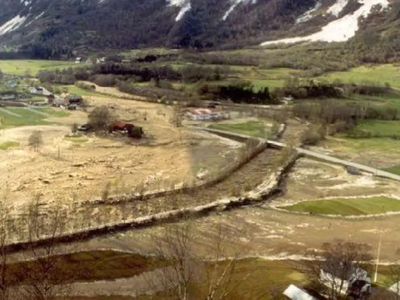 Fra flaumen på riksveg 15 Folven i Oppstryn 1995. No vert flaumsikringa forsterka, og vegen vert heva. Foto: NVE