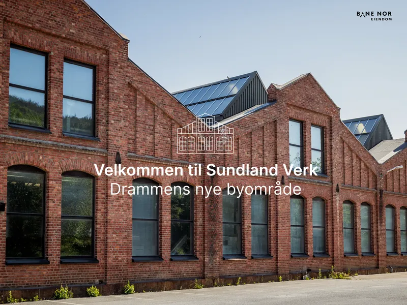 Fasaden på et av byggene på Sundland. Byggene er bygget i rustrød teglstein og har store vinduer.