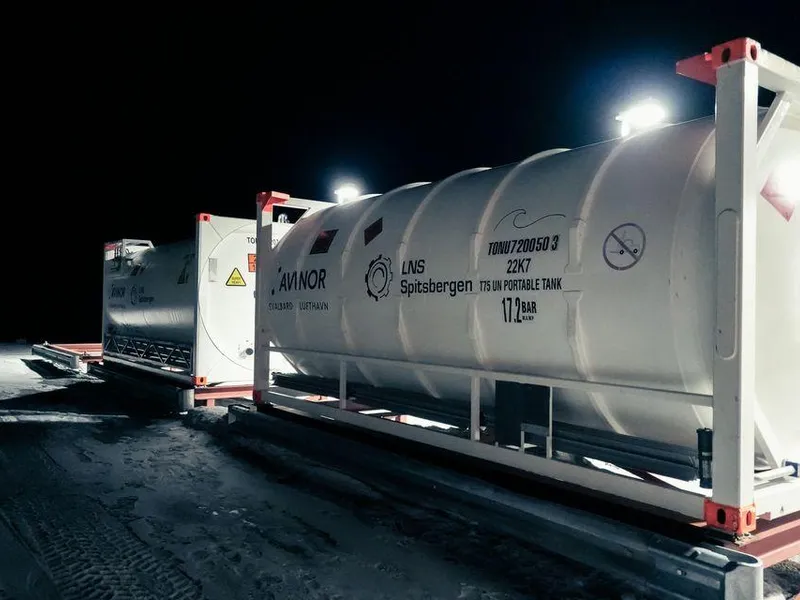 Biogassanlegget ved Svalbard lufthavn sett utenfra