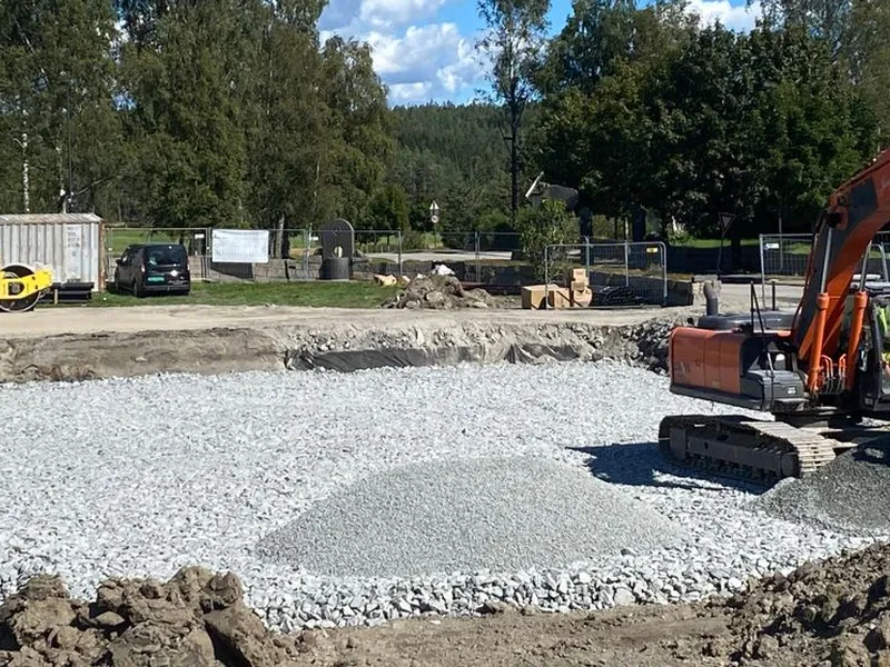 Grunnarbeidene er i gang for ny gymsal på Svinndal skole. Her skal det bygges 610 kvadratmeter frittstående bygg i to plan. Foto: Peab.