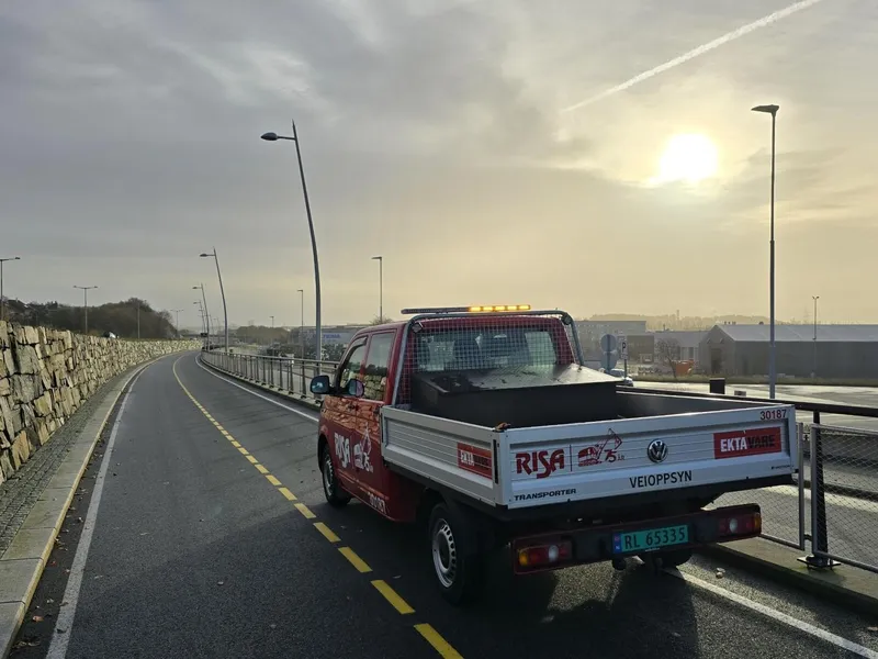 Entreprenører må av og til parkere i og langs gang- og sykkelveier, som her i Stavanger. Da får de ofte henvendelser fra irriterte syklister, ifølge Vegvesenet. Foto: Risa.