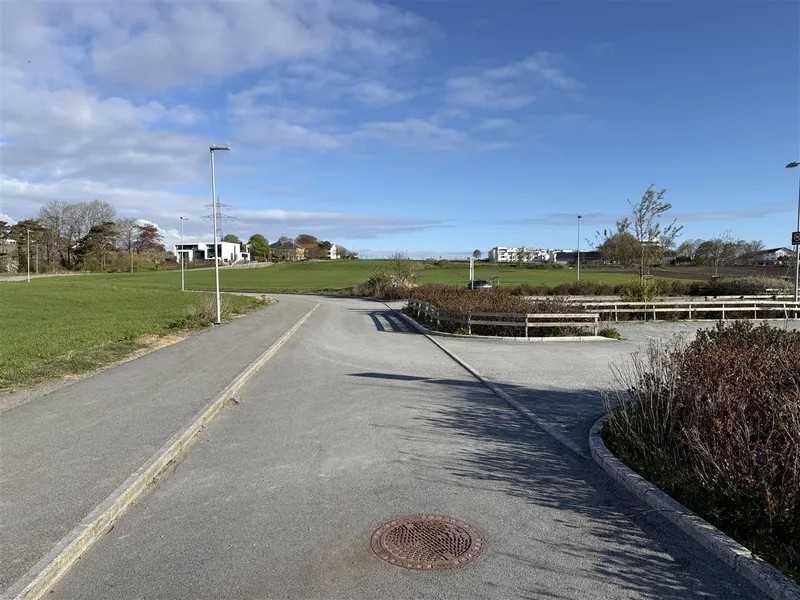 vei som går ned til parkeringsplass - Klikk for stort bilde