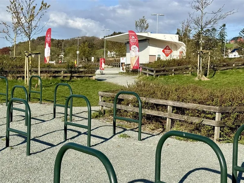 Is Paradis og sykkelparkering - Klikk for stort bilde