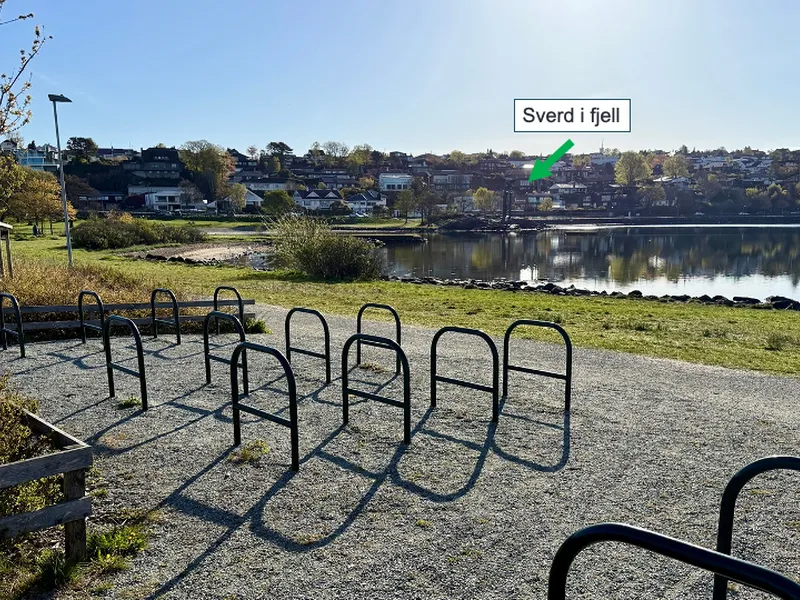 God sykkelparkering ved turstien - Klikk for stort bilde