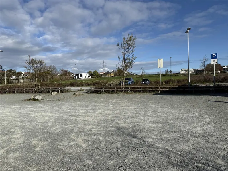 Parkeringsplass med grusdekke - Klikk for stort bilde