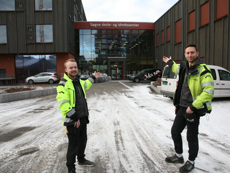 Basene Henning Hjort og Lars Borgenvik ønsker velkommen til det fantastiske nye skole- og idrettssenteret i Søgne.