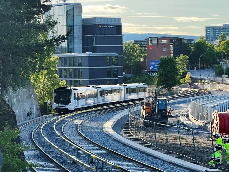 Mandag kveld ble det gjennomført vellykket testing av den nye skinnegangen mellom Brynseng og Høyenhall. Dermed var alt klart for åpning av banen tirsdag morge. Foto: Sporveien