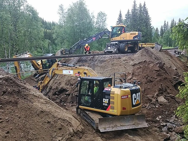 Teknobygg AS skal bygge føringsveier for ERTMS mellom Steinkjer og Bodø. Bildet viser entreprenørens dreneringsarbeid på Storforshei ved Mo i Rana på Nordlandsbanen i juli 2015. Foto: Teknobygg AS