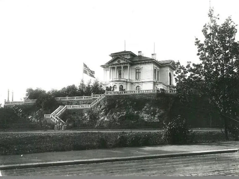 Gammelt svart hvitt bilde av eksteriør Villa Skarpsno
