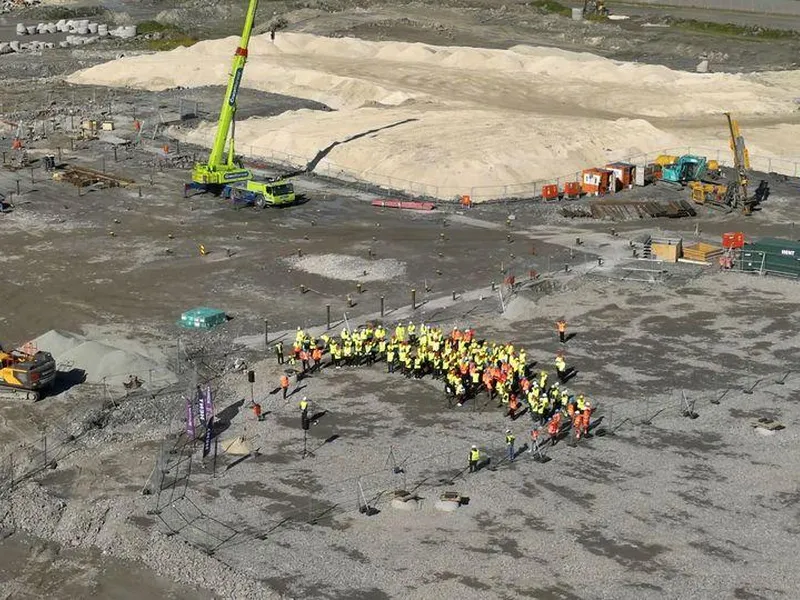 Dronebilde over grunnsteinsnedleggelsen på ny lufthavn i Bodø.