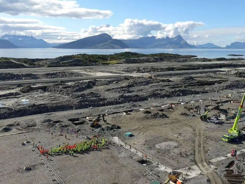 Oversiktsbilde over grunnsteinsnedleggelse på ny lufthavn i Bodø.