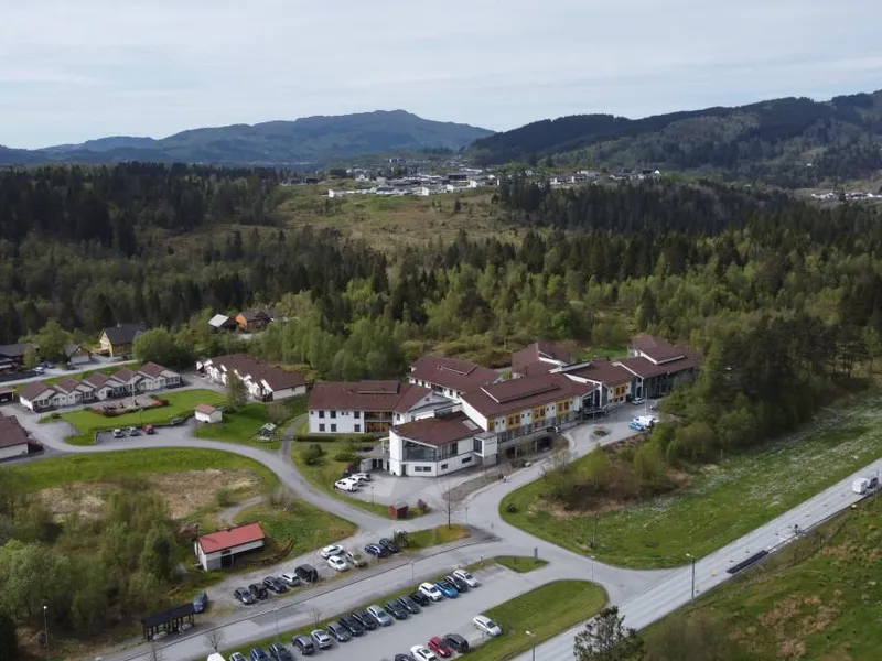 Dronebilete av Osterøytunet og parkeringsplassen til Osterøytunet.