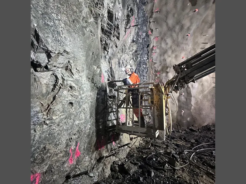 Tunnelarbeider Syver Stø Mundhjeld er lærling i Skanska. Det er en krevende jobb å sikre Høviktunnelen mot vannlekkasjer.