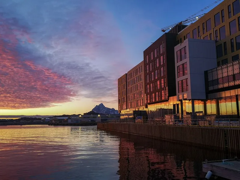 SPEKTAKULÆR UTSIKT: Nye Thon Hotel Svolvær ligger nydelig til.
