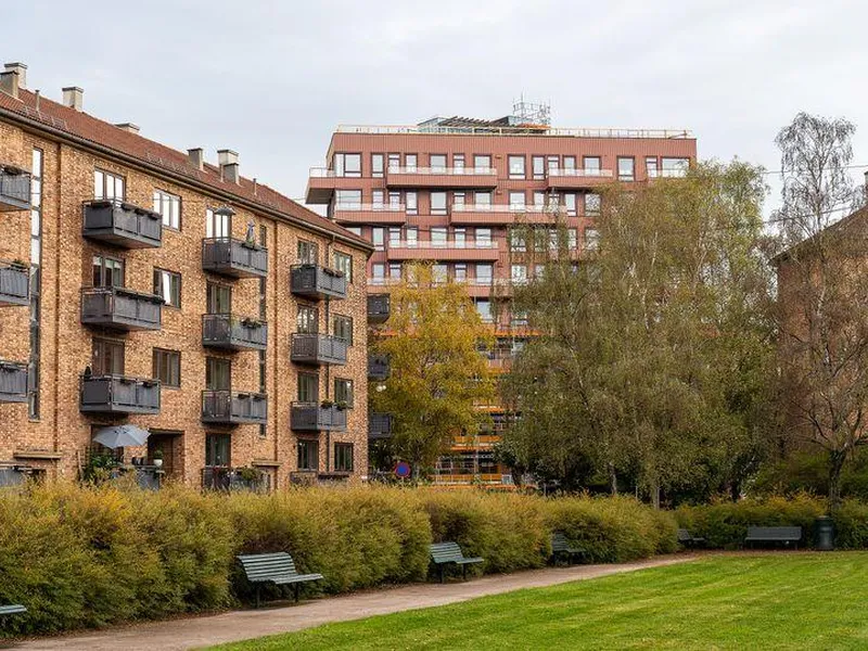 Fargene på fasaden av Tigergården går fint sammen med de vernede teglstein-blokkene øverst på Kampen.