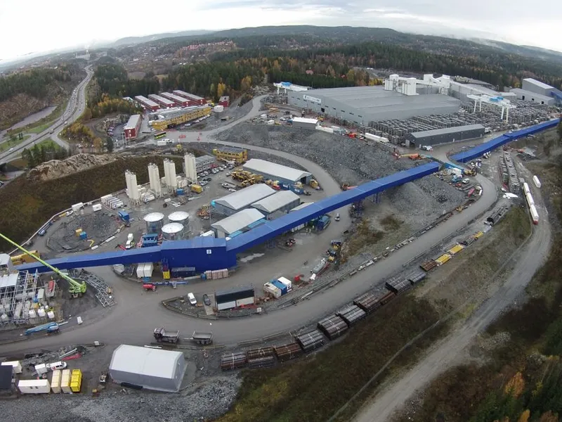 Slik så tunnelproduksjonsområdet på Åsland mellom Oslo og Ski ut i 2016. Da var alt klappet og klart for byggingen av 18,5 kilometer toløpstunnel. Nå skal området tilbakeføres til natur- og friluftsområde. Arkivfoto: Bane Nor (tidligere Jernbaneverket)