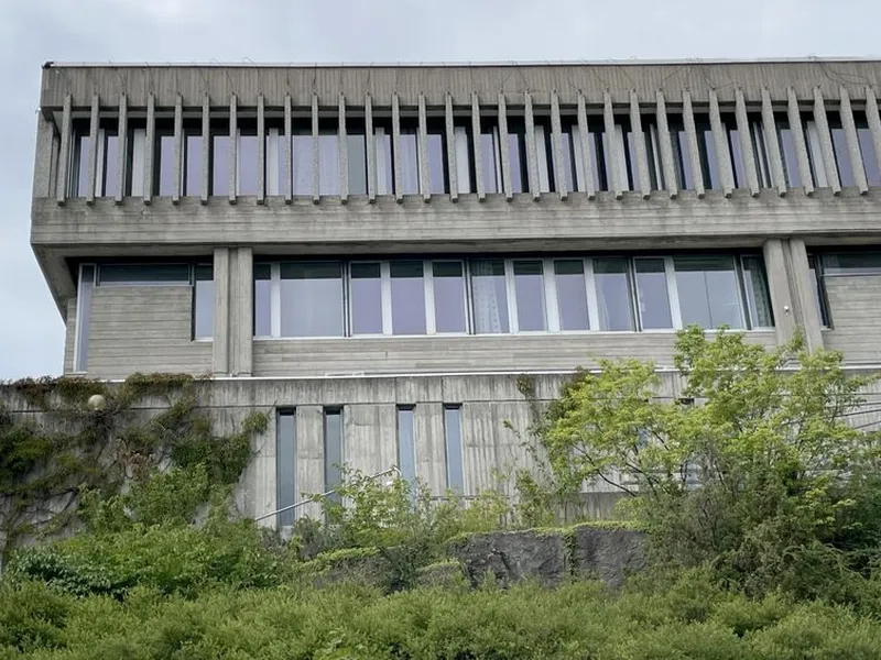 Malmskriverveien 2 representerer 1970-tallets brutalistiske betongarkitektur. Det har vært domstolvirksomhet i bygget siden det ble oppført i 1971. Med den nye avtalen får tingretten lokaler som ivaretar deres behov.