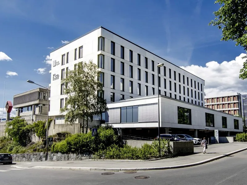 Malmskriverveien 2 og 4 (nærmest) er landemerker i Sandvika. At tingretten signerer for 20 nye år er viktig for regionbyen Sandvika.