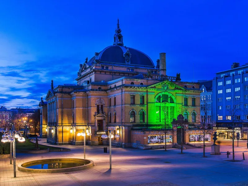 Nationaltheatret på kveldstid høsten 2018