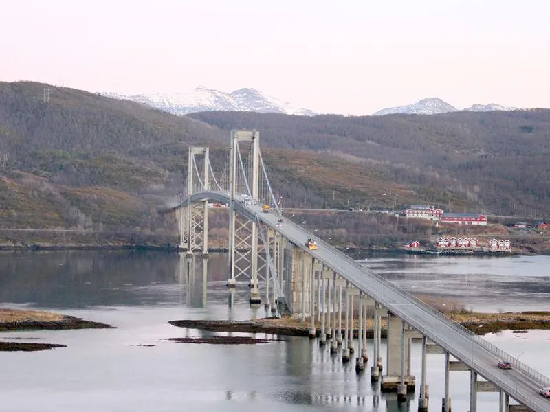 De kommende ukene skal pendellagrene på Tjeldsundbrua byttes ut. Det blir kortere perioder med nattestenging.