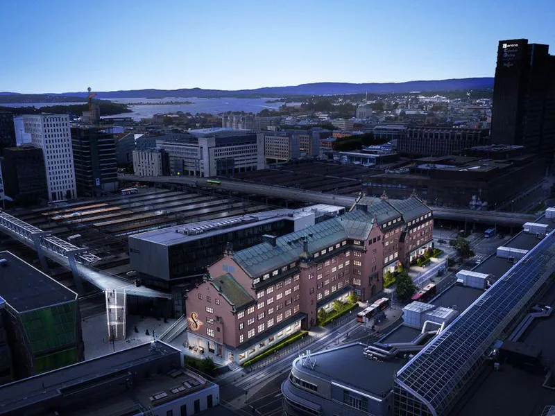 Tollgaarden har vært en del av Oslos bybilde de siste 100 årene. Entra er i full sving med å bygge moderne og fleksible arbeidsfellesskap i denne historiske bygningen, og i 2024 flytter Amedia inn. Illustrasjon: 3D Estate