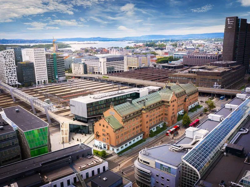 Tollgaarden har en unik beliggenhet mellom jernbanesporene til Oslo S og Schweigaards gate, med umiddelbar nærhet til Flytoget, tog, trikk, t-bane og buss. Illustrasjon: 3D Estate