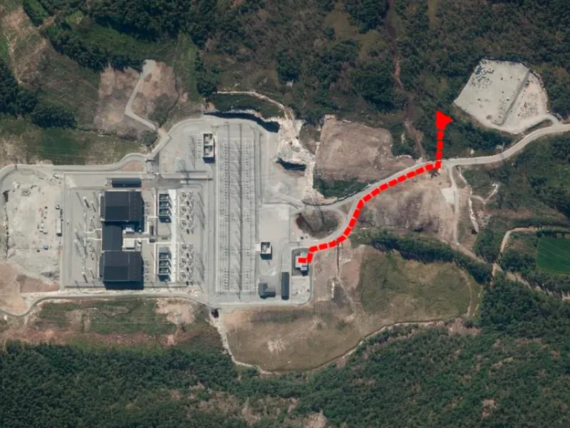 Ortofoto som viser oversikt over kabeltrasé (rød stiplet strek) og planlagt plassering av Tonstad datapark transformatorstasjon (rød firkant) på næringsområdet.