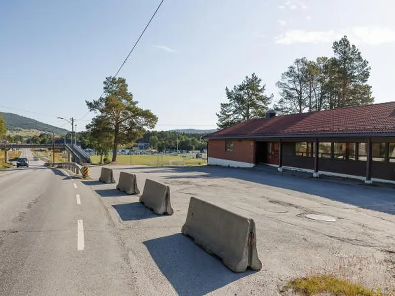Plassen foran skoletannlegen er stengt. Bilde.