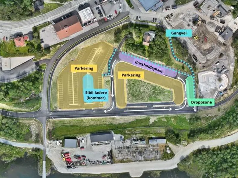 Dronefoto over den nye parkeringsplassen ved Geilo barne- og ungdomsskole med markeringer for droppsone, parkering, bussholdeplass og gangvei. 