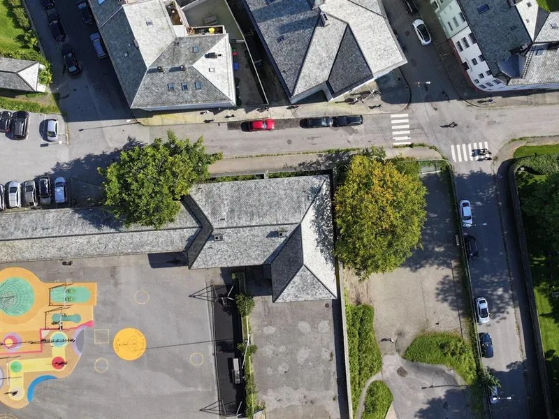Aspøy Skole og kryss Prestegata og Giskegata - Klikk for stort bilete