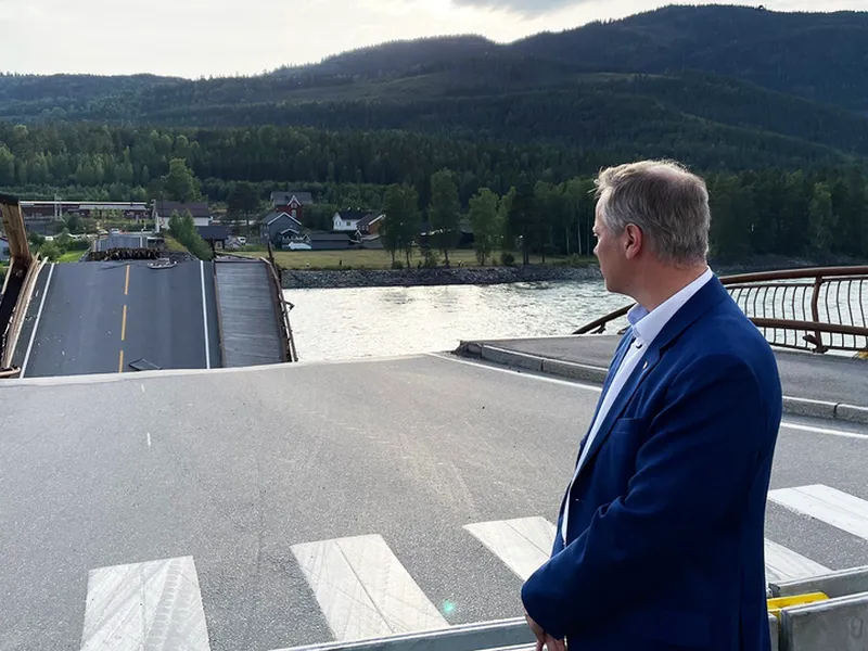 Samferdselsminister Jon-Ivar Nygård ved Tretten bru 15. august 2022.