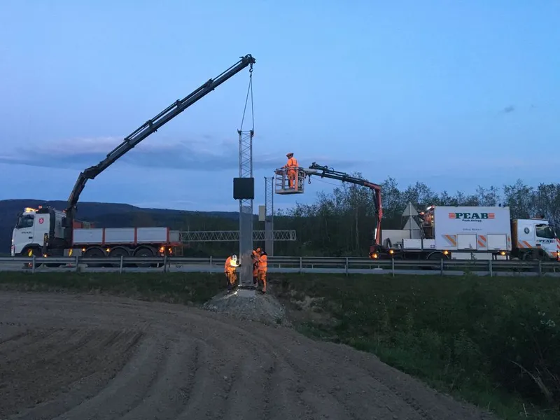 Peab Anleggs skiltavdeling jobber blant med alt fra montering av skilt og portaler og montering av brurekkverk til andre generelle vedlikeholdsoppdrag.