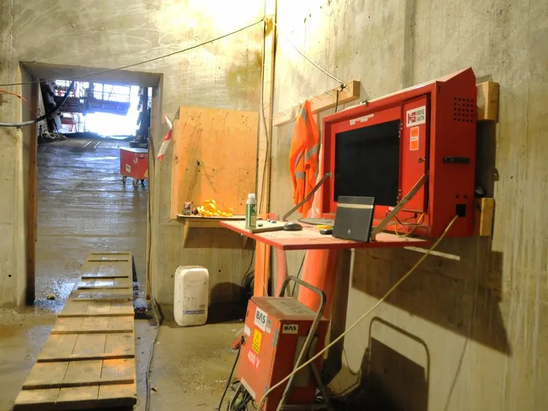 Brua bygges tegningsløst. All informasjon er tilgjengelig via såkalte  BIM-kiosker, slik som denne lokalisert inne i brua.