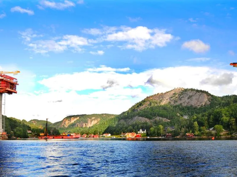 Arbeidene med å strekke ut Trysfjordbrua startet i juni 2020.
