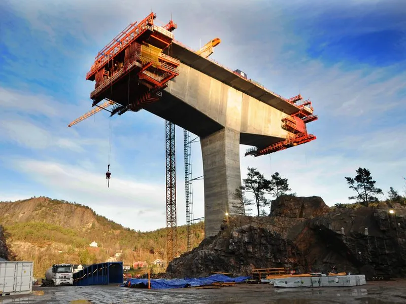 På vestre søyle balanserer nå 70 meter med firefelts motorvei i 24 meters bredde 60 meter over bakkenivå.