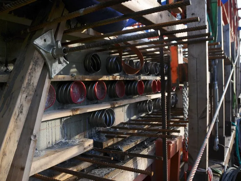 Gjennom et omfattende system med armering og wire støpt inn blir broa spent perfekt opp og stabilisert.