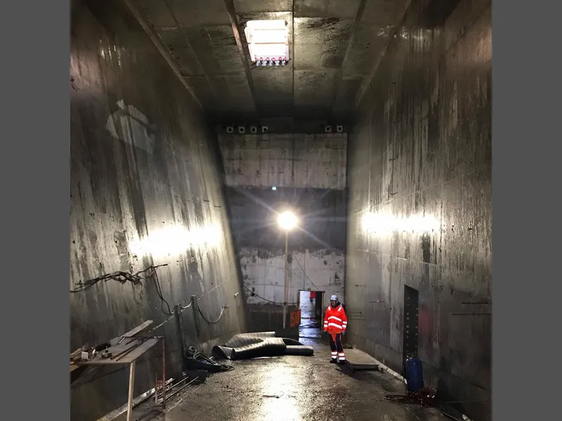 Det er 13 meter fra der Alf Helgeland Netland står til luka i veibanen. Helgeland er Kruse Smiths YM/HMS-leder på E39-prosjektet.