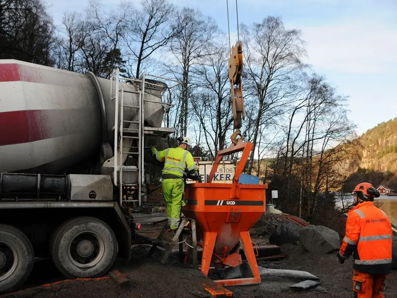 Siste betongfylling i tubben før nyttår.
