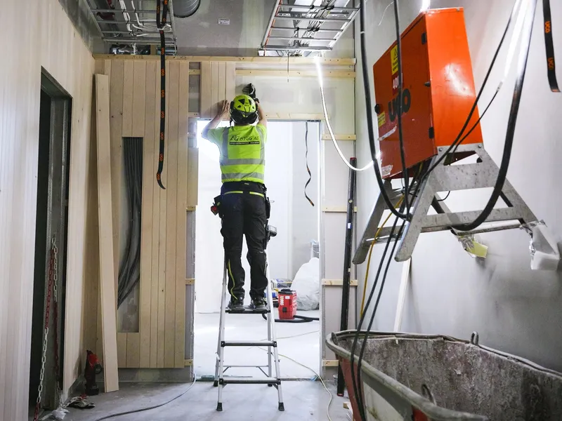 Montering av trepanel i A-blokken i regjeringskvartalet