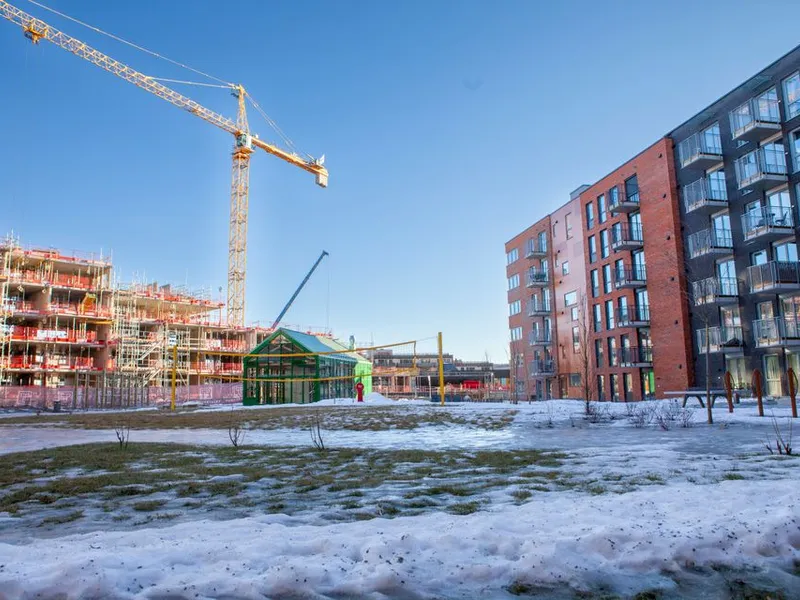 Tunkvartalets hus A med 105 leiligheter til høyre i bildet. Leilighetene ble tatt i bruk i 2021. Tunpaviljongen sees i midten av bildet, og i bakgrunnen vokser hus C frem. Foto: Peab