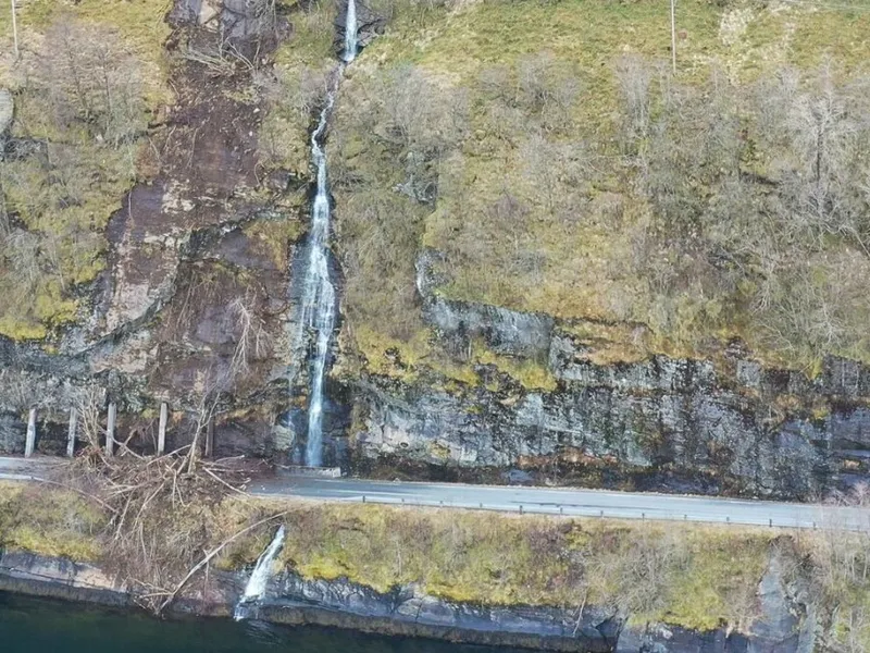 Snart skal en ny tunnel gjøre slutt på den rasfarlige strekningen mellom Hestvika og Heilevang. Foto: Vestland fylkeskommune.